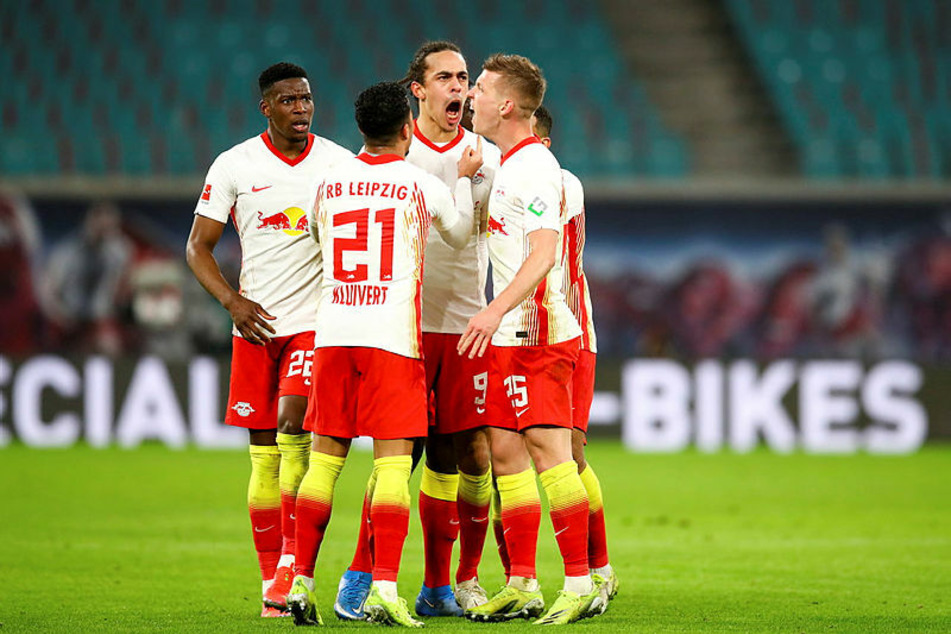 Ausgelassene Jubelschreie bei Knipser Yussuf Poulsen (3.v.l.) nach dem Ausgleich für RB.