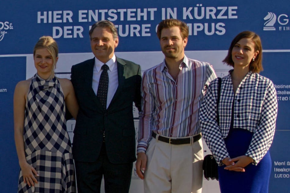 Die Gerner-Familie feiert gemeinsam den Spatenstich für ihr neues KI-Projekt.