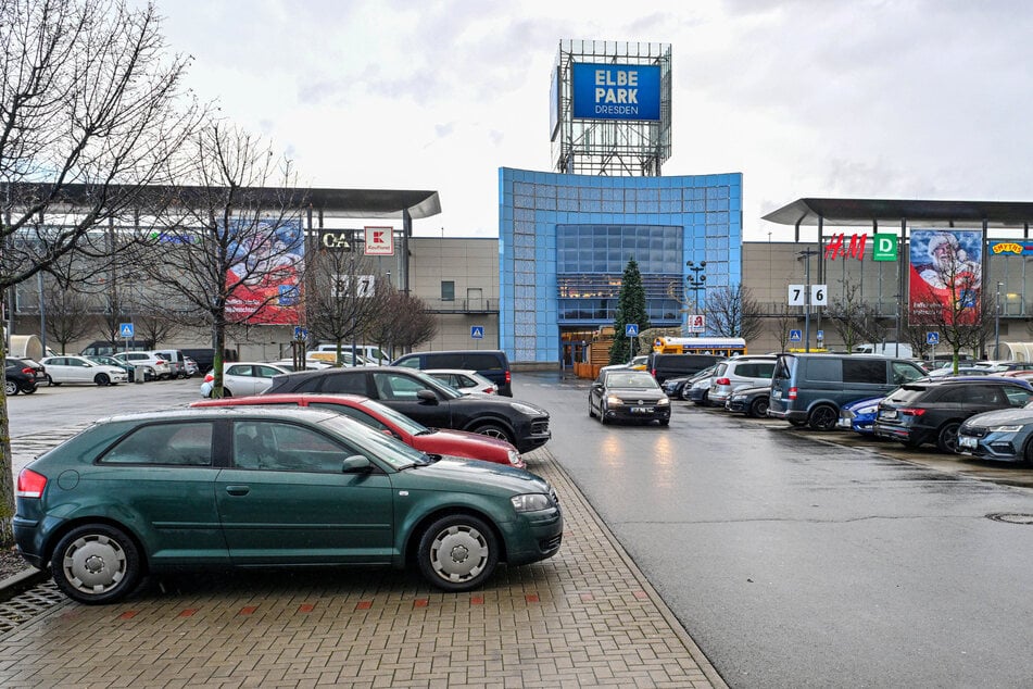 Tatort der dreisten Unfallflucht: das Parkhaus Elbepark Dresden an der Peschelstraße.