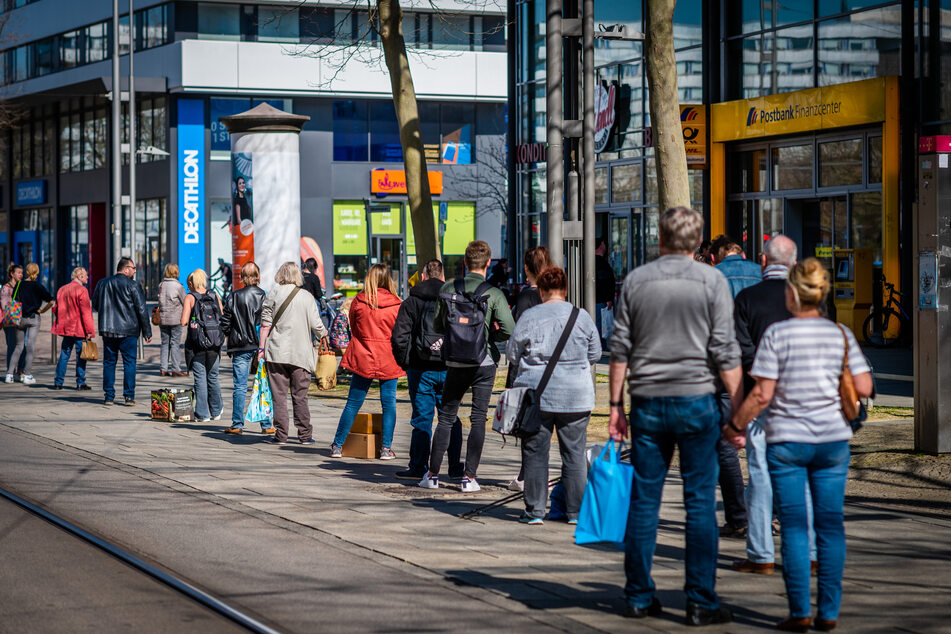 Noch die letzten Päckchen zu Ostern verschicken: Vor der Post standen die Kunden bereits am Mittwoch Schlange.