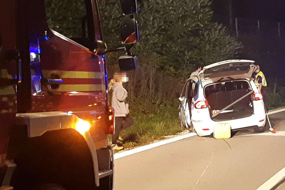 Unfall A8: Vollbesetztes Auto kracht in Leitplanke und landet in Graben: Fahrer bei Unfall schwer verletzt
