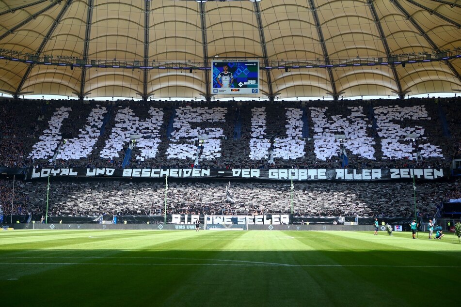 Mit dieser besonderen Choreo ehrten die HSV-Fans die am Donnerstag verstorbene Vereinslegende Uwe Seeler (†85) vor dem Heimspiel gegen Hansa Rostock.