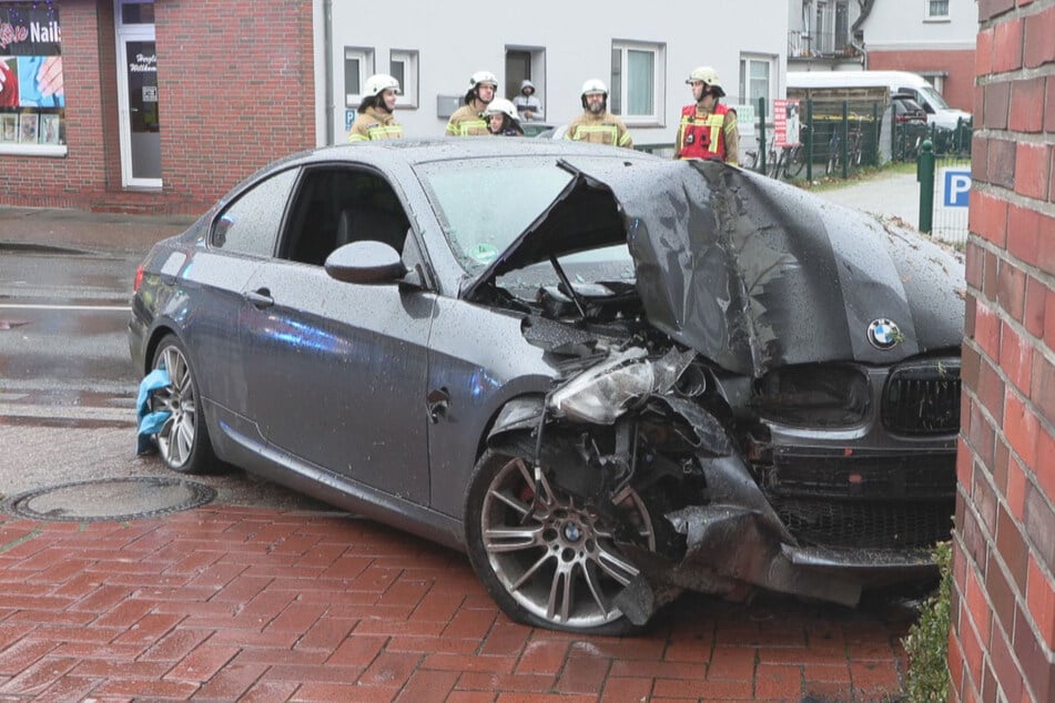 Der BMW war mit voller Wucht gegen die Außenmauer des Gebäudes gekracht.