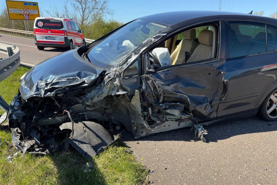Unfall nahe Tankstelle: VW kracht mit Tanklaster zusammen
