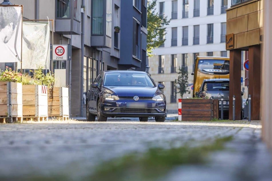 Runter vom Gas! Die Kübel wurden so platziert, dass Autofahrer automatisch ihr Tempo drosseln.