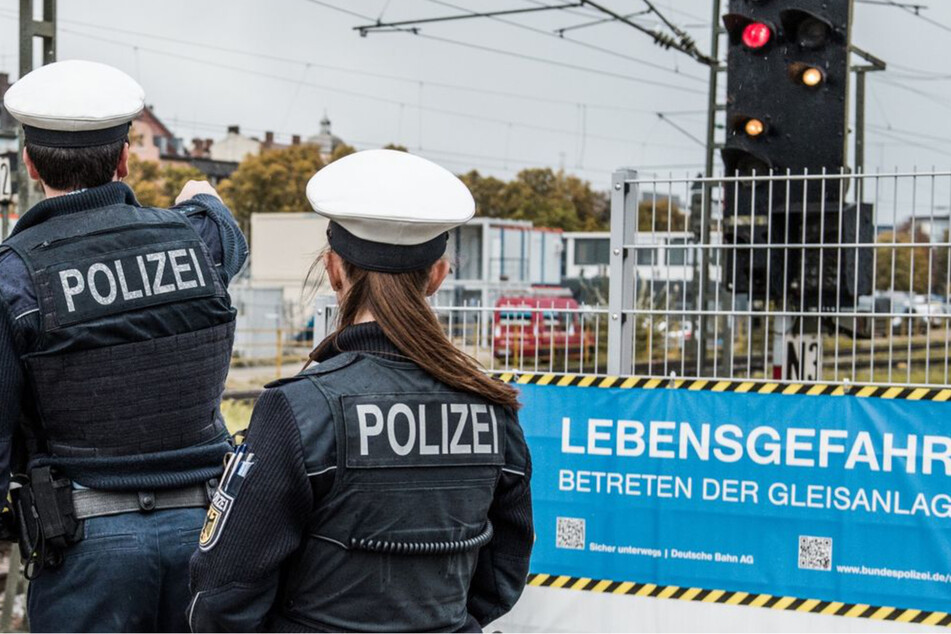 Drama an Bahnhof in Bayern: Betrunkene Frau (31) stürzt in Gleise!