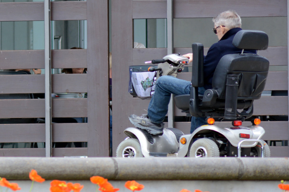 Hilflos auf der Straße: Rollstuhl-Senior steckt zwei Stunden im Regen fest