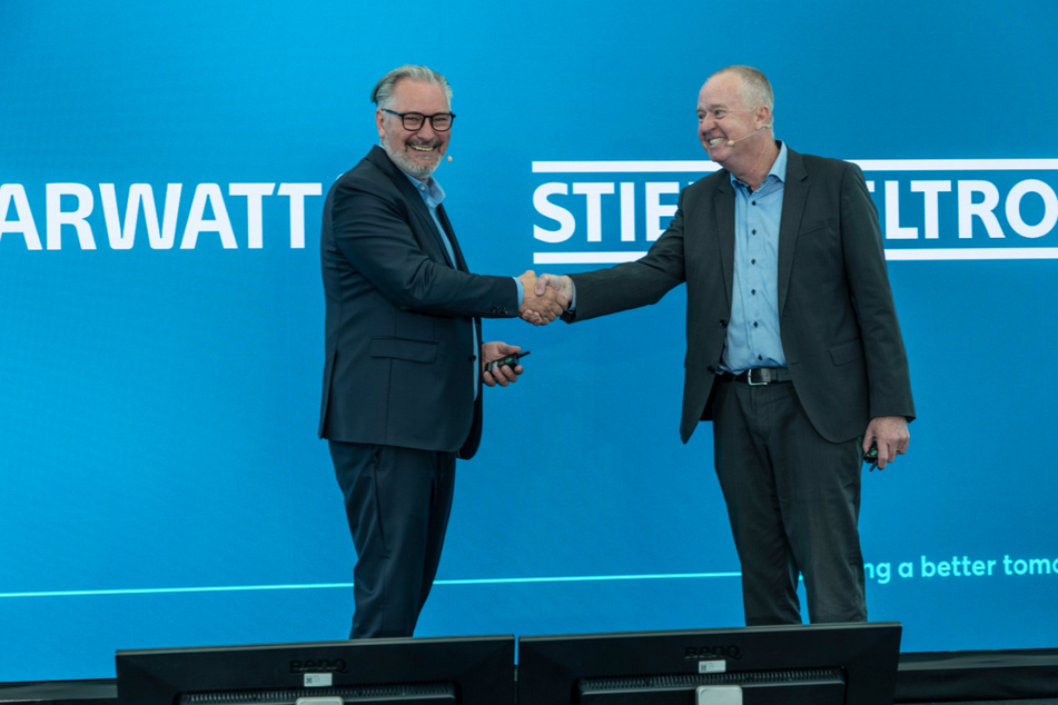 Solarwatt-Chef Detlef Neuhaus (56, l.) und Nicholas Matten (60), Geschäftsführer von Stiebel Eltron, beschlossen am gestrigen Mittwoch eine Kooperationspartnerschaft.
