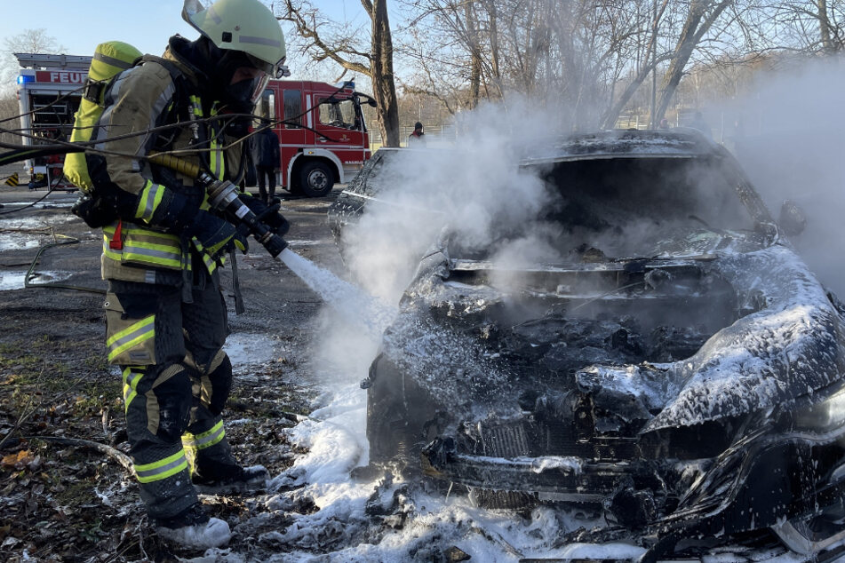 Dresden: Feuerteufel in Ostsachsen unterwegs? Geparkter Renault geht in Flammen auf