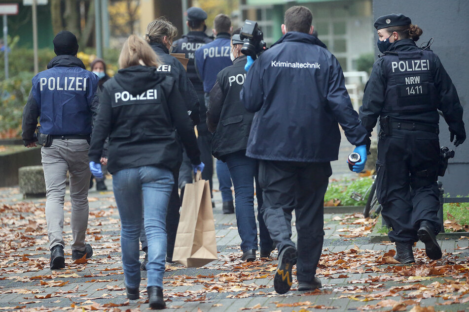 Polizeibeamte sichern während einer Grossrazzia in einem Wohnhaus im Bezirk Kreuzberg Beweismaterial.