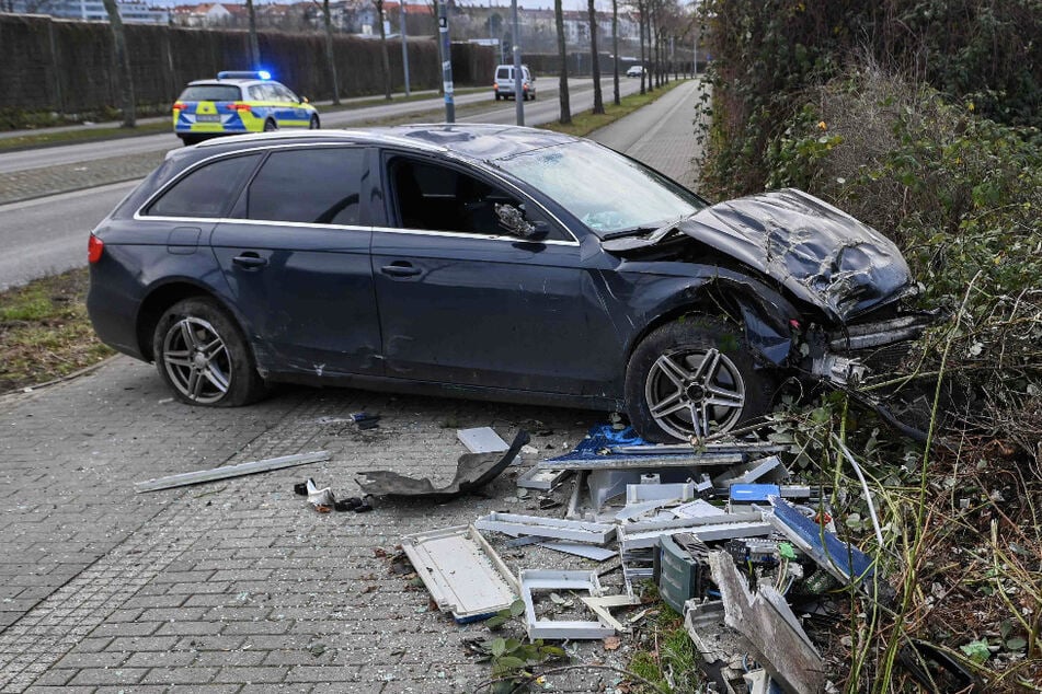 Audi kracht in Linkskurve gegen Baum: Polizei kassiert Führerschein des Fahrers ein