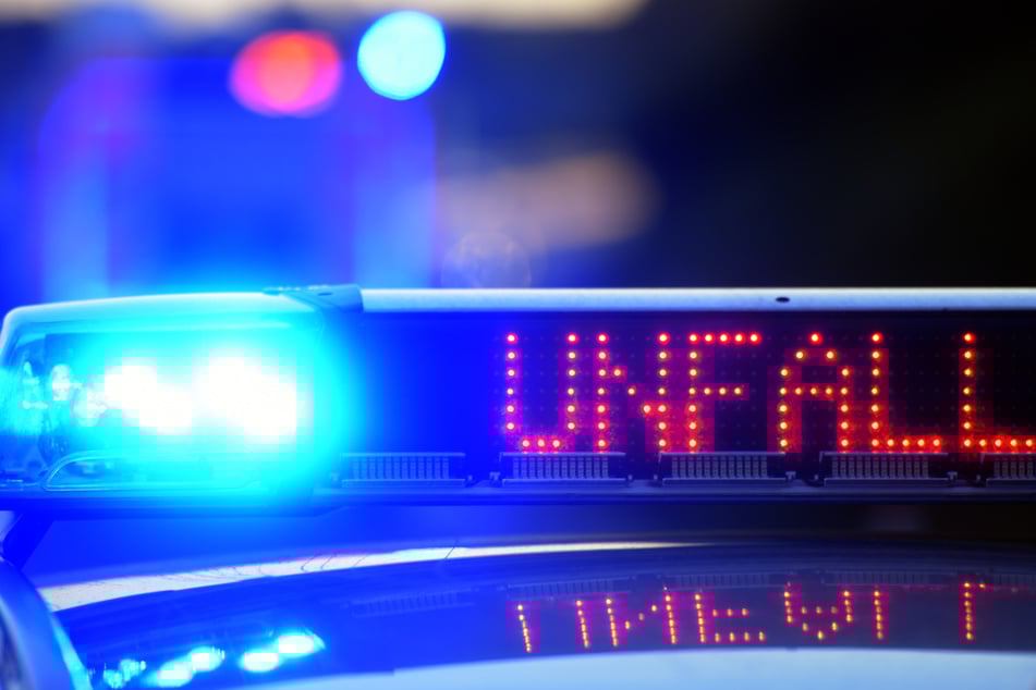 Für die Unfallaufnahme sperrte die Polizei die A1 rund um die Unfallstelle zeitweise komplett ab. (Symbolbild)