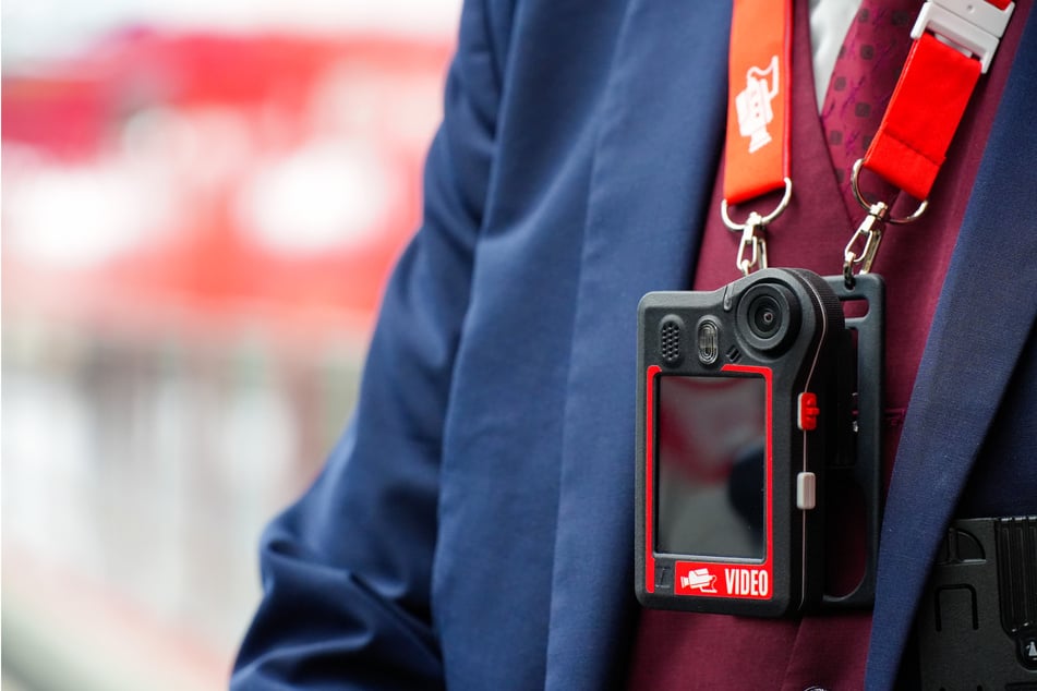Mit einer Bodycam fühle er sich sicherer, sagt Zugbegleiter Lucke. Eingeschaltet habe er sie bislang aber noch nicht.