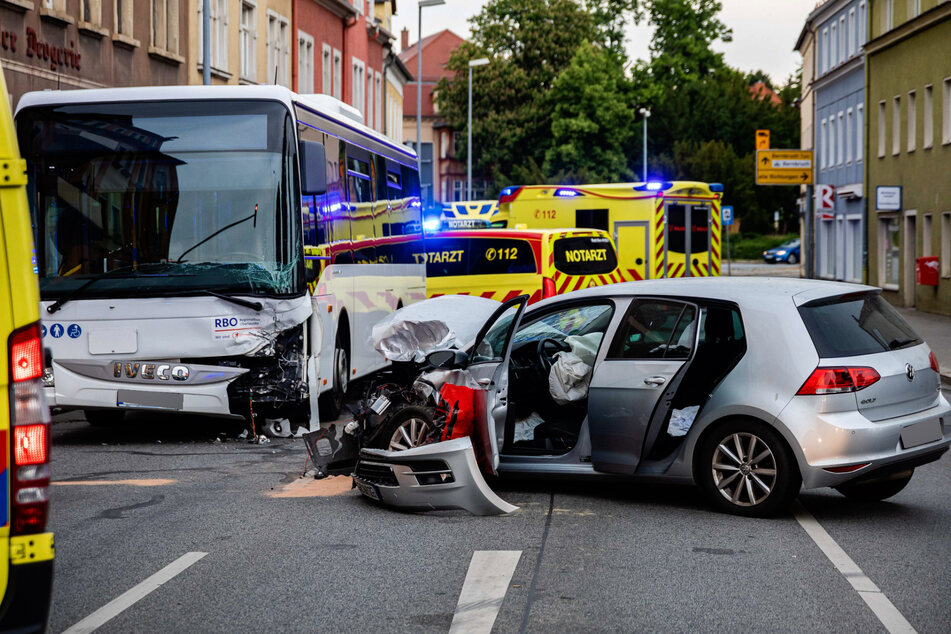 Die VW-Fahrerin erlitt schwere Verletzungen und sechs Bus-Insassen wurden leicht verletzt.