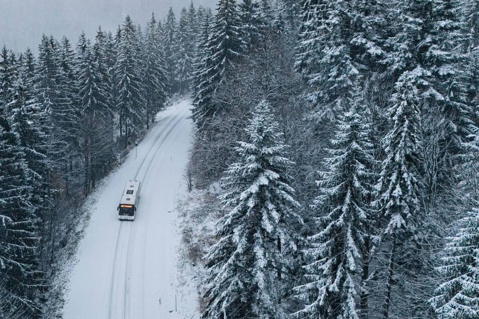 Eine Szene wie aus dem Opener einer Stephen-King-Verfilmung: In Bayern haben Schneefälle die Landschaft weiß eingepudert. Zumindest in den höheren Lagen.