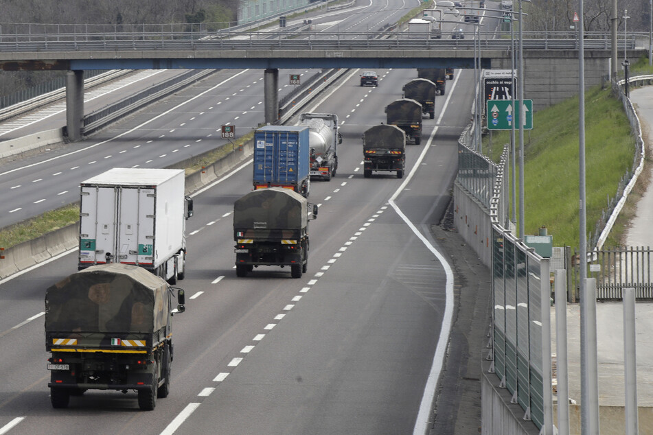 Militärwagen transportierten Särge von Verstorbenen aus den Städten Italiens.