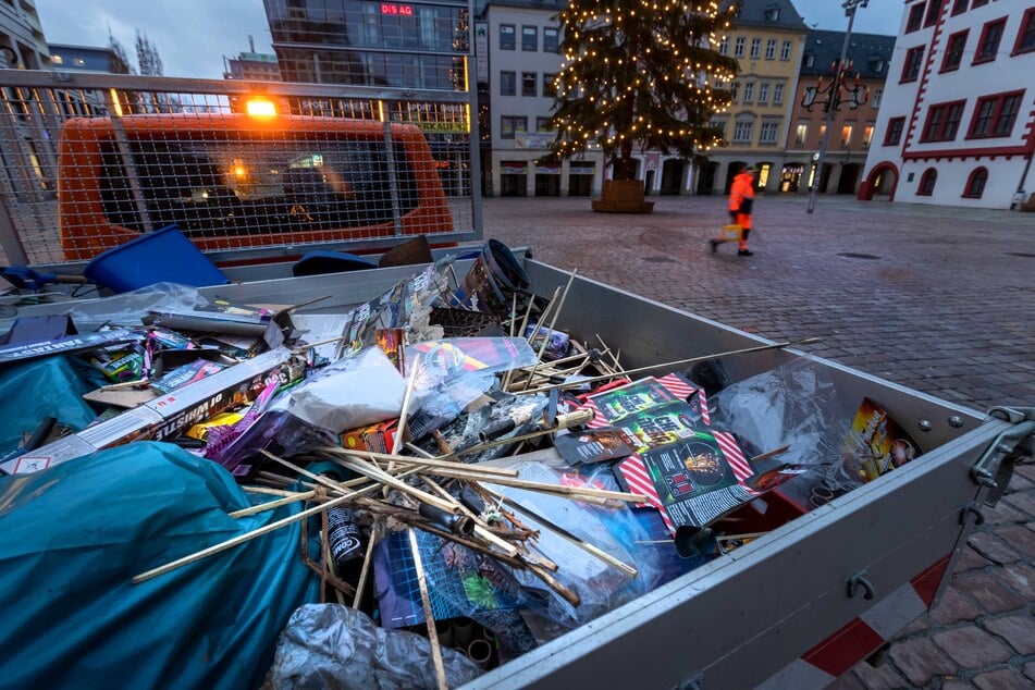 In der Innenstadt beseitigt der ASR den Silvestermüll.