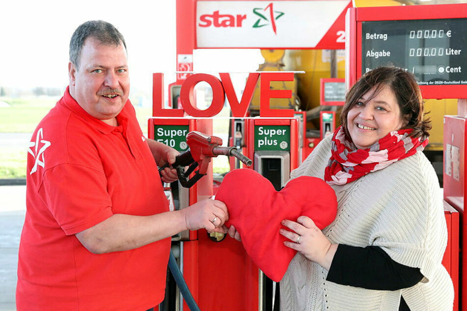 Alle super, denn sie haben Liebe getankt: Petra (49) und Frank Dylakowitz (56) aus Mockrehna.