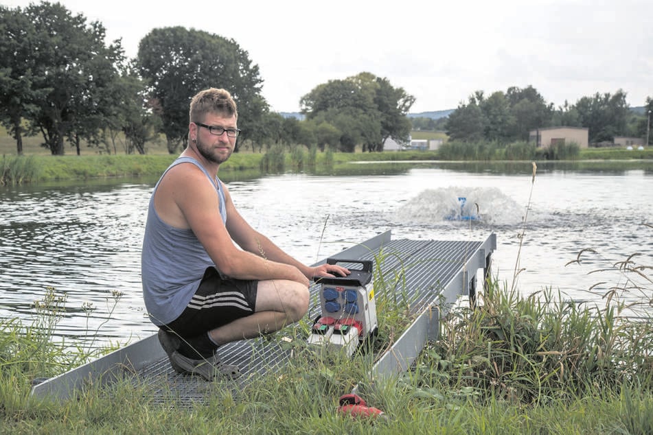 Tobias Kiffner (32) leitet die Satzfischanlage in Sproitz. Er setzt Oberflächenbelüfter ein, die das Wasser aufwirbeln, um den Sauerstoffgehalt des Wassers anzuheben.