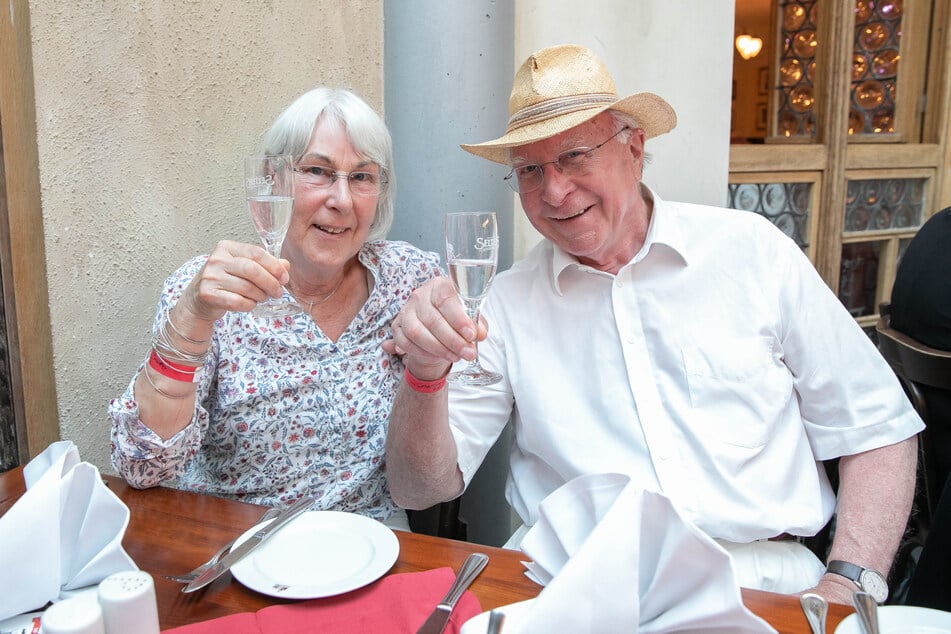 Ernst Hirsch und seine Frau Cornelia stoßen auf den Geburtstag an (Aufnahme aus dem Jahr 2018).