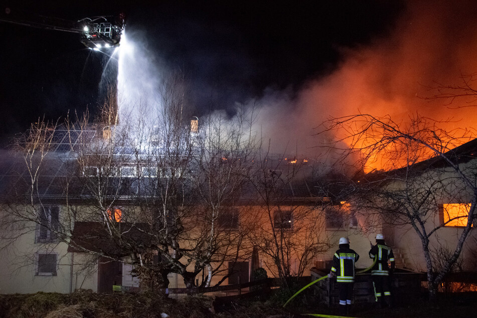 Der Brand wurde von Nachbarn gegen 21 Uhr entdeckt und gemeldet.