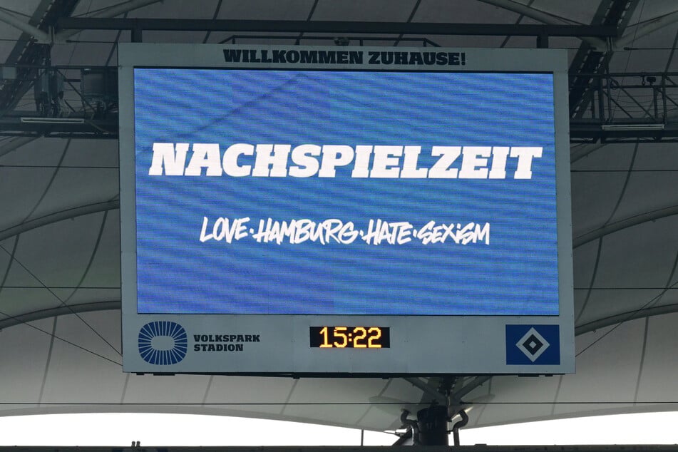 Der HSV hat die Anzeigetafel im Volkspark während des Spiels gegen Nürnberg dafür genutzt, ein Zeichen gegen häusliche Gewalt zu setzen.