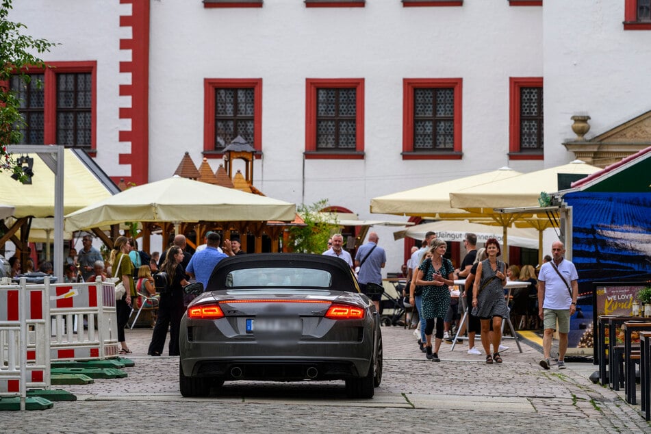 Trotz verengter Fahrbahn und Pflanzkübel an der Seite können Autos in der Bretgasse dem Weinfest gefährlich nahekommen.