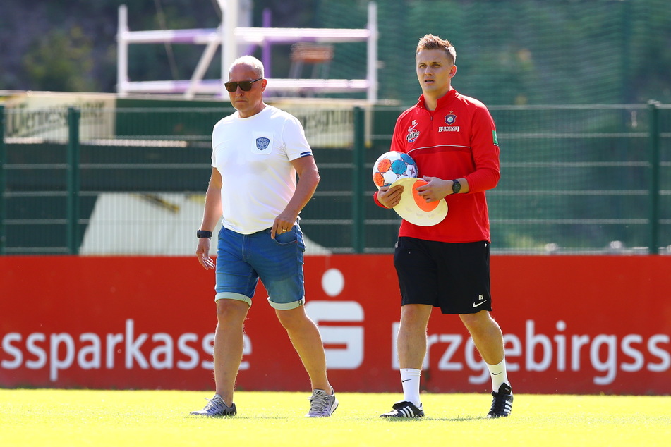 FCE-Boss Helge Leonhardt (62,l.) und Trainer Aleksey Shpilevski (33) wollen sich bei der Stürmersuche nicht unter Zeitdruck setzen.