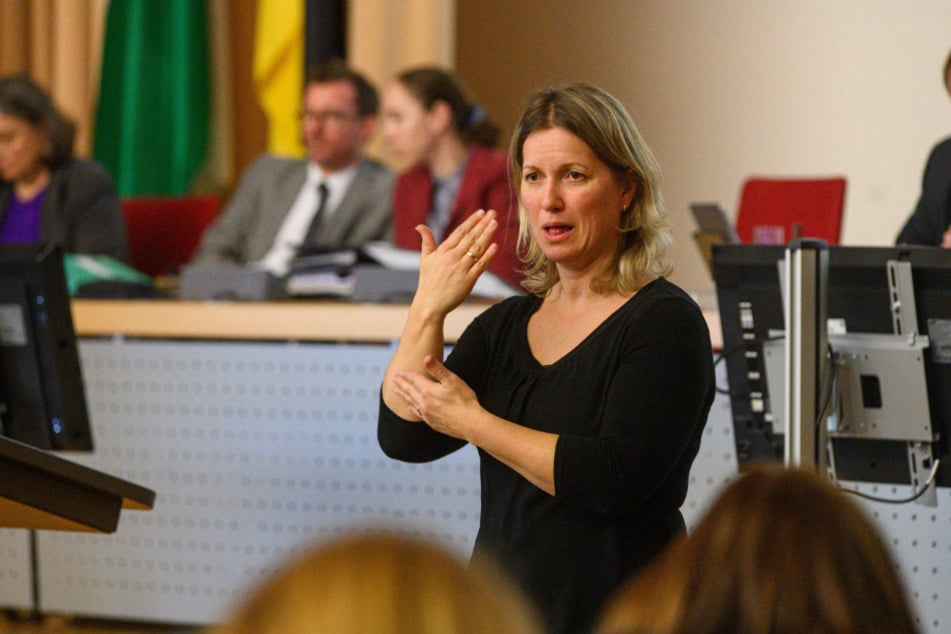 Gebärdensprachdolmetscherin Claudia Hempel (45) übersetzt die Reden der Politiker für Gehörlose.