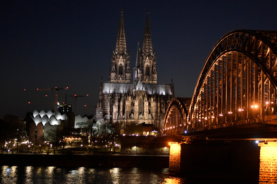 Der Kölner Dom und die Hohenzollernbrücke sind von den getroffenen Maßnahmen ebenso betroffen...