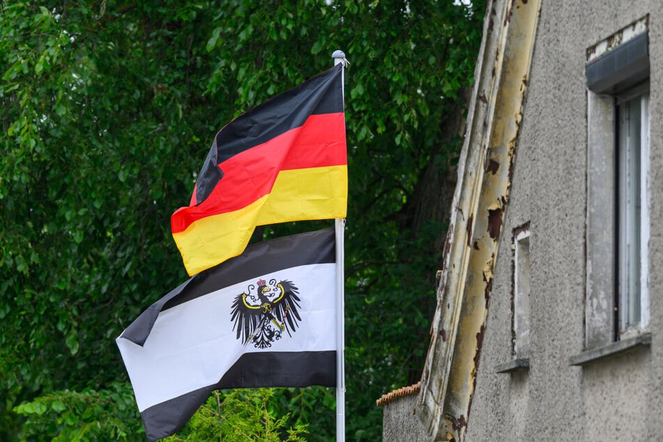Viele Reichsbürger verweigern amtliche Verwaltungsverfahren, Strafanzeigen, Gerichtsverfahren und Verhaftungen gegenüber Behörden. (Symbolbild)