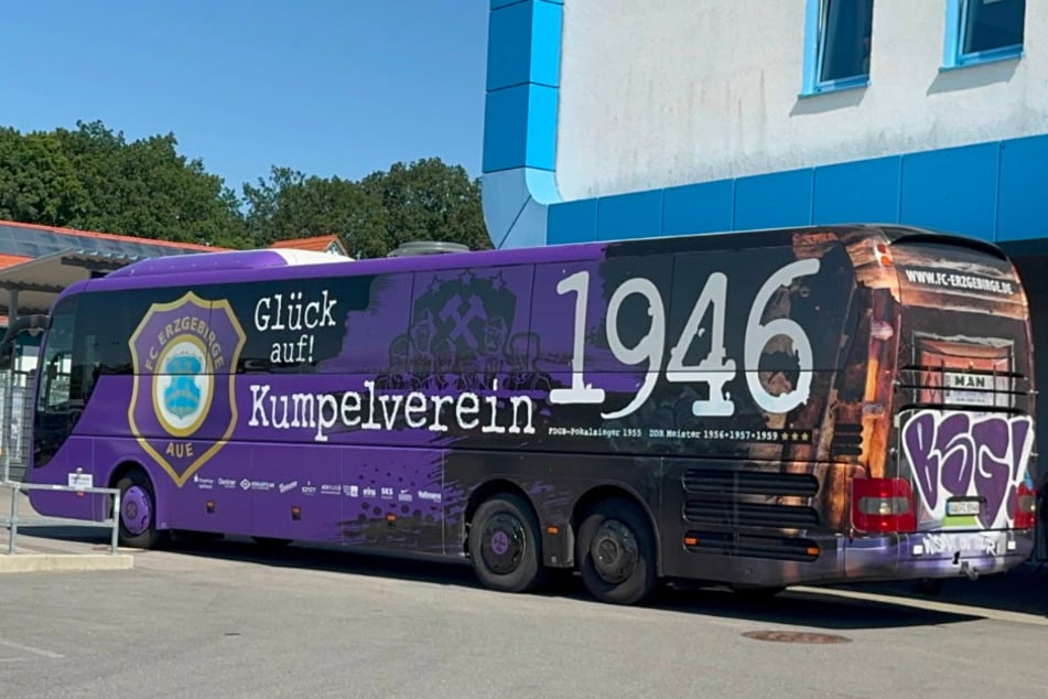 Der Mannschaftsbus vom FC Erzgebirge Aue ist auch in Chemnitz angekommen.