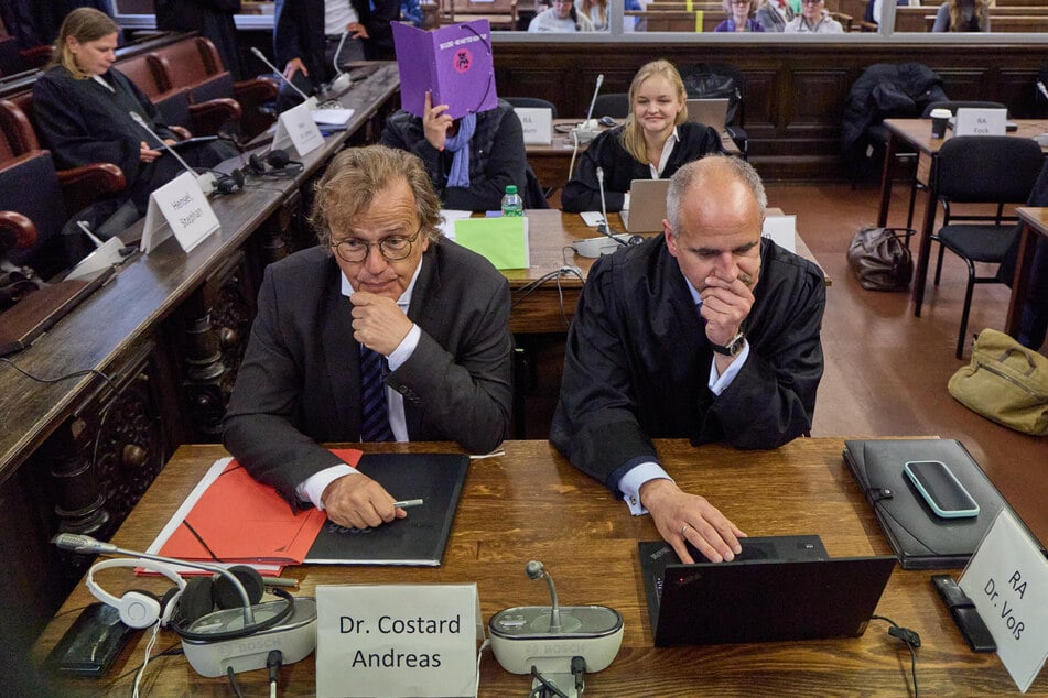 Der Angeklagte Rechtsanwalt Dr. Andreas C. (l.) und sein Verteidiger Marko Voß.