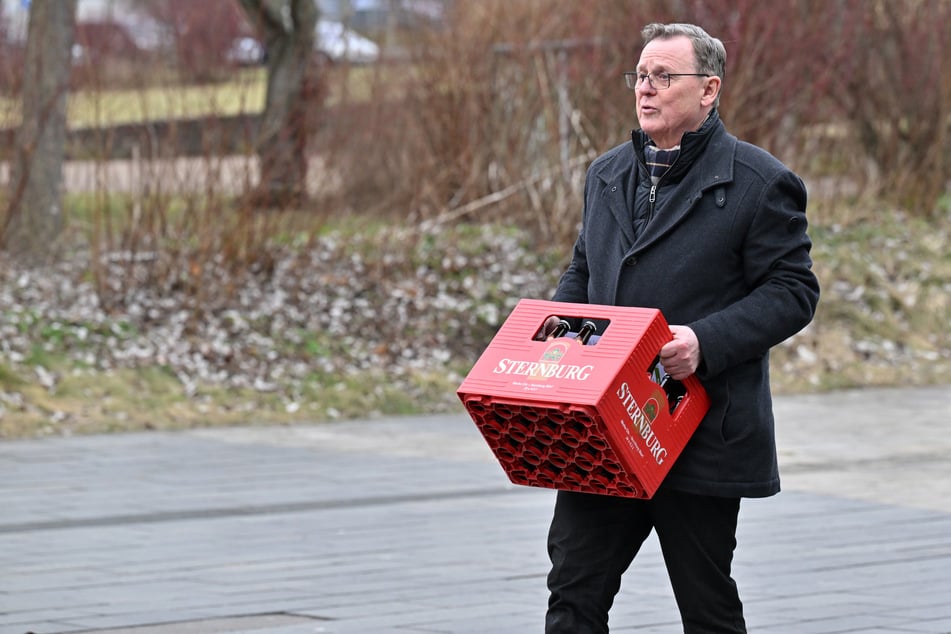 Thüringens Ministerpräsident Bodo Ramelow (67, Linke) schleppte am Freitag einen Kasten Sternburg vor sich her.