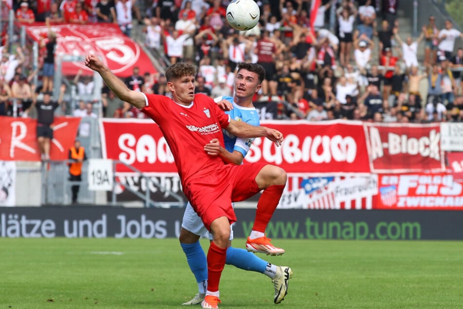 Im Vorjahr im Hinspiel in Zwickau war Leon Damer (r., gegen Jahn Herrmann) noch Stammspieler beim CFC. Jetzt kommt er eher von der Bank.