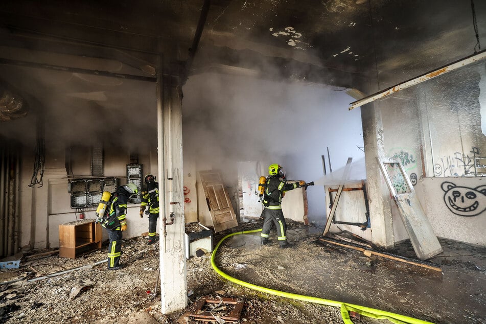 In einer Industriebrache in der Weststraße in Lichtenstein kam es erneut zu einem Feuerwehreinsatz.