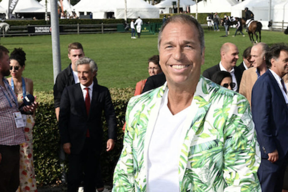 Kai Ebel (57) ist vor allem durch seine bunten und auffälligen Anzüge bekannt und gilt als bunter Vogel.