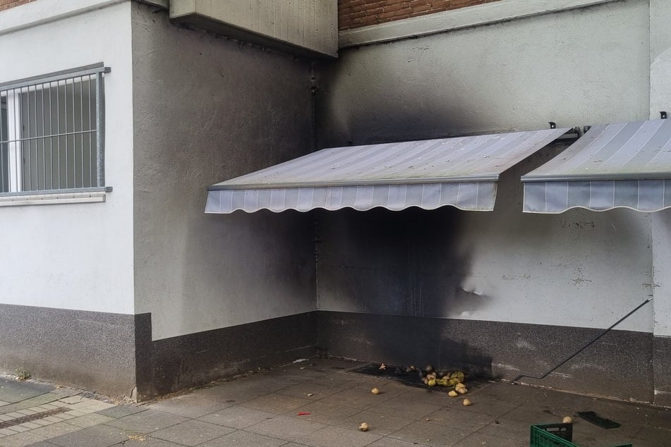 Der Rauch aus dem Keller des Mehrfamilienhauses suchte sich seinen Weg nach draußen.