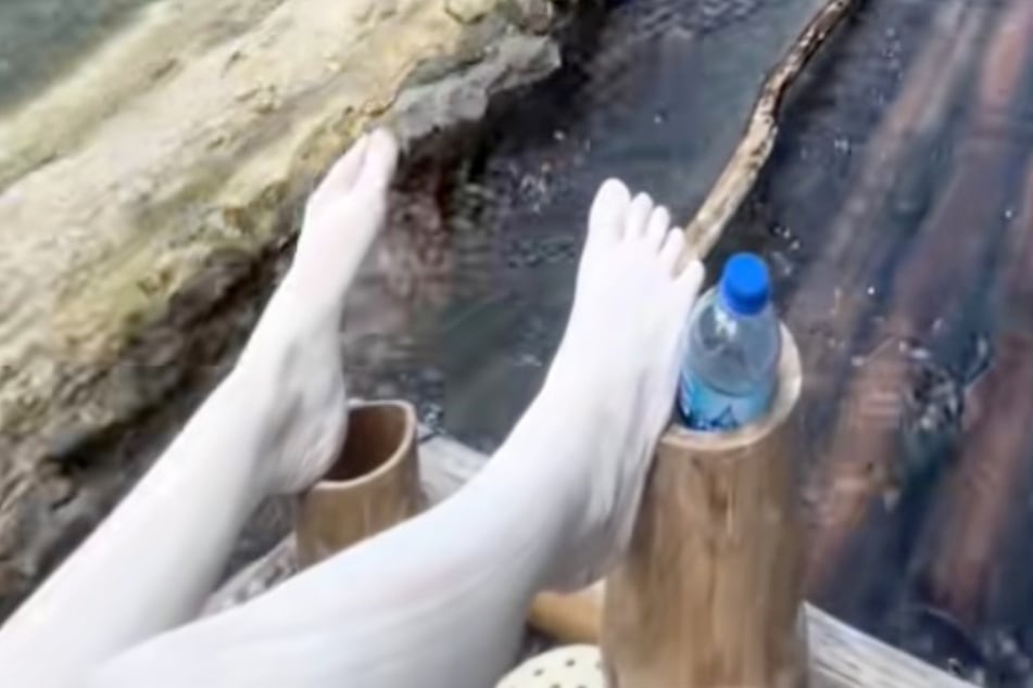 Das sieht übel aus: Die leichenblassen Beine der Mutter bewegen sich im Clip auch nicht.