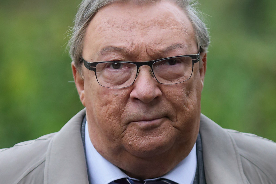 Der Schauspieler Jaecki Schwarz (74) als Kommissar Herbert Schmücke während Dreharbeiten zum Krimi "Polizeiruf 110". (Archivbild)
