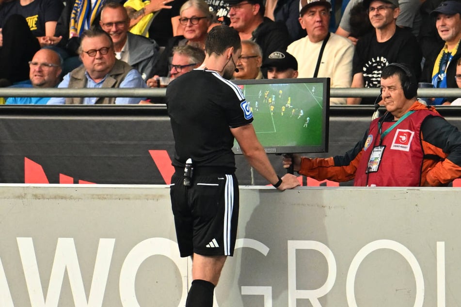Schiedsrichter Richard Hempel gibt nach Ansicht der Videobilder Elfmeter für Hertha BSC.