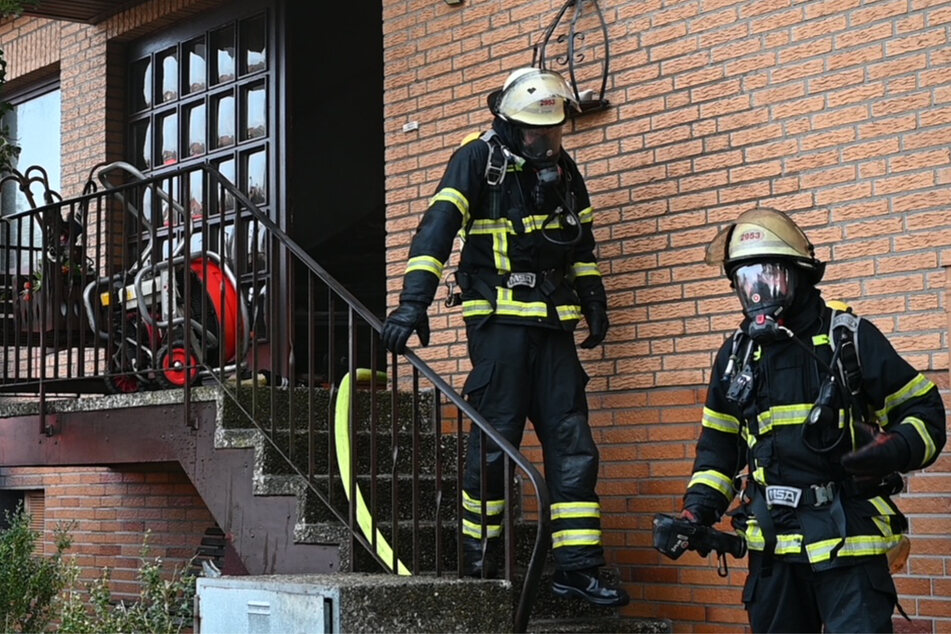 Die Feuerwehr im Einsatz an einem Haus in Hamburg-Curslack. Die Einsatzkräfte retteten eine Frau aus dem verrauchten Gebäude.