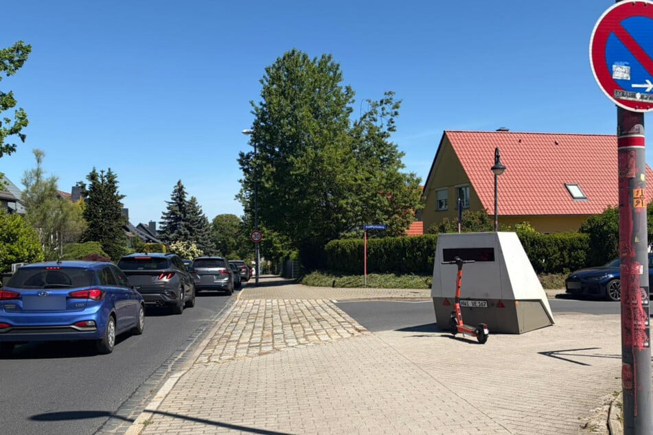 Autofahrer müssen hier ausweichen. Auch wegen der querenden Fußgänger ist Vorsicht geboten.