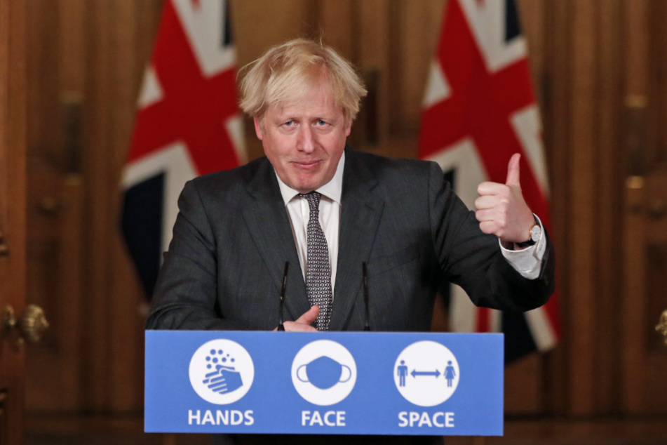 Boris Johnson hebt nach der Unterzeichnung des Brexit-Handelspakts mit der Europäischen Union bei einer Pressekonferenz den Daumen.
