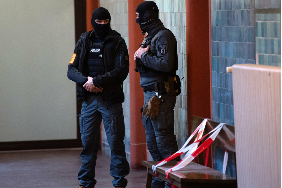 Polizeibeamte stehen vor einem Saal im Kriminalgericht Moabit, Bushido (42) zu beschützen.
