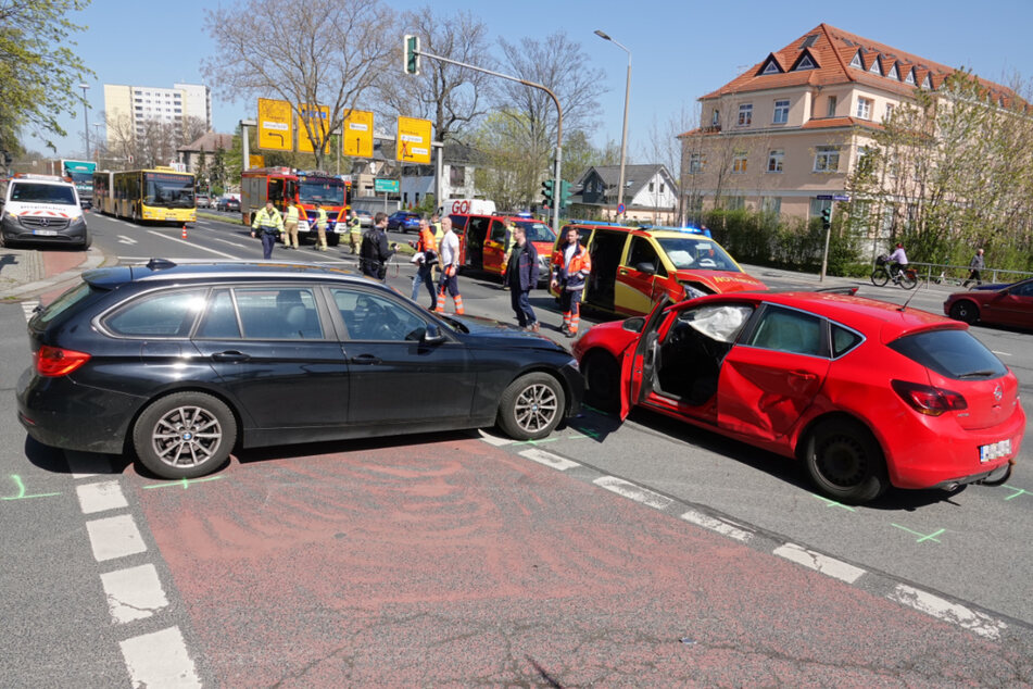 Blaulichtcrash auf der Teplitzer Straße: Opel kracht gegen Notarzt-Einsatzfahrzeug!