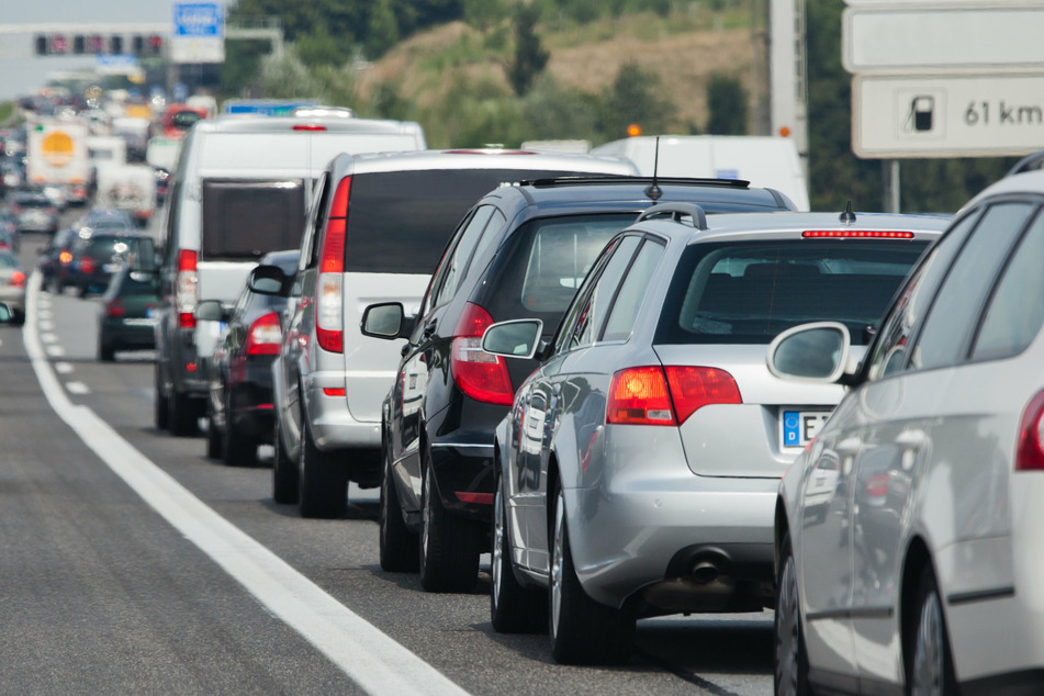 Unfall A4: Sattelzug kippt auf der A4 bei Köln um: Eine Richtung komplett gesperrt!