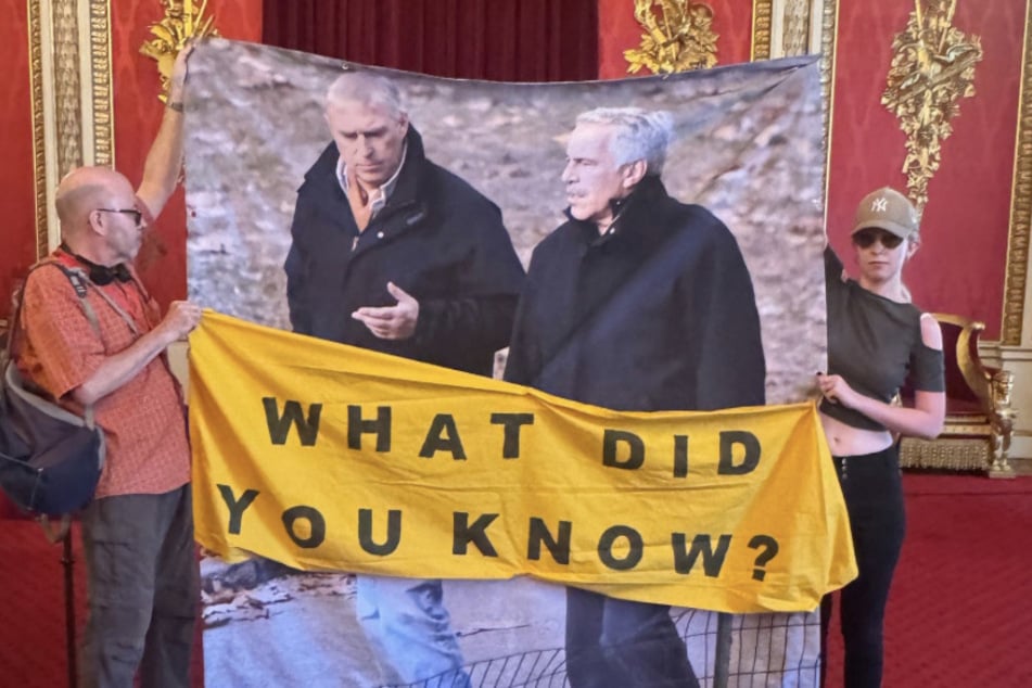 Protest im Buckingham-Palast: Aktivisten schmuggeln Anti-Andrew-Poster in den Thronsaal