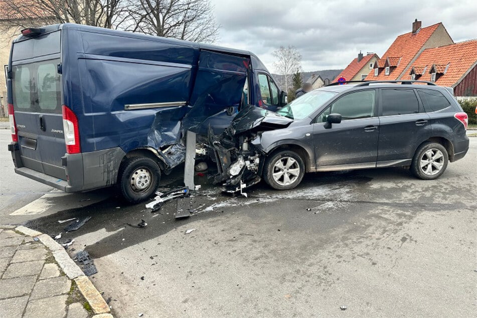 Da ist nichts mehr zu retten: Bei dem Crash im Harz am Samstagnachmittag entstand an beiden Fahrzeug Totalschaden.