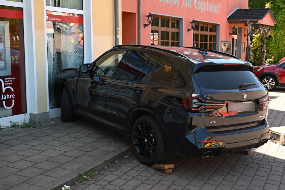 Das Auto fuhr in eine Glasscheibe und in die Hauswand.